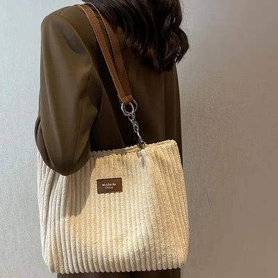 Francesca | Elegant Mink Ribbed Bag with Trendy Metal Chain