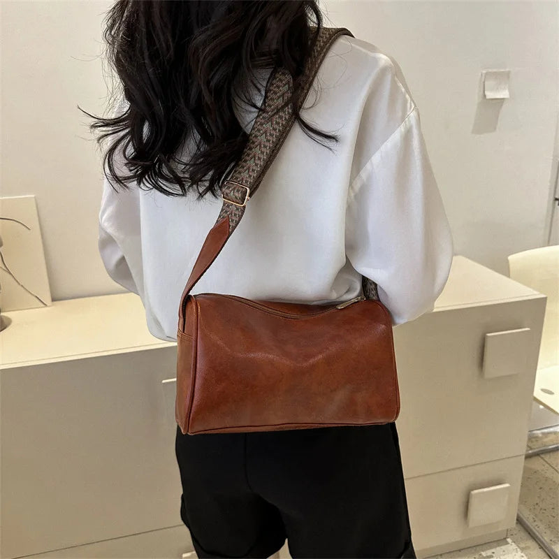 Katie | Elegant and modern shoulder bag with trendy strap