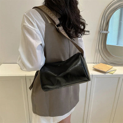 Katie | Elegant and modern shoulder bag with trendy strap