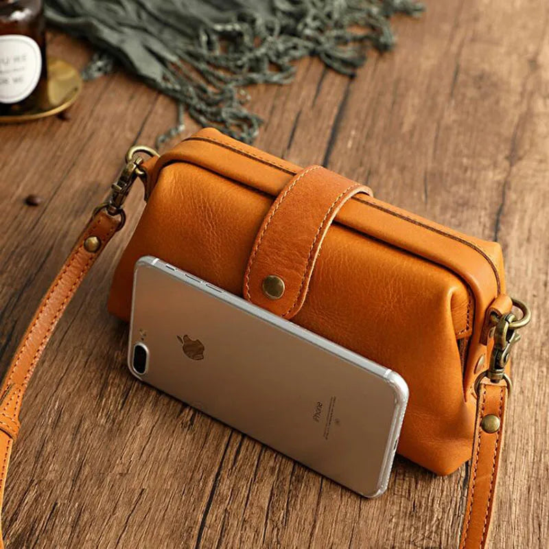 Eleanor | Elegant and spacious bag in warm cognac shade for everyday use